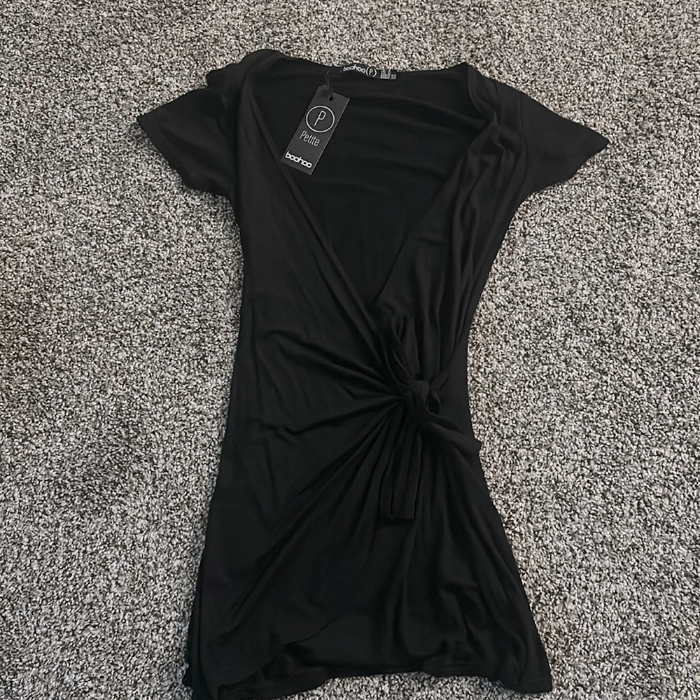Boohoo Black Petite Size 0, Short Sleeve V neck Dress